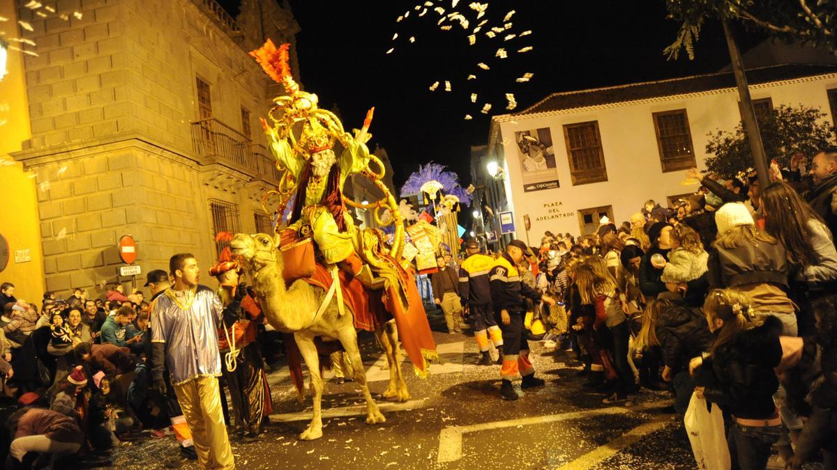 Una cabalgata de Reyes con camellos en el centro histórico de La Laguna.