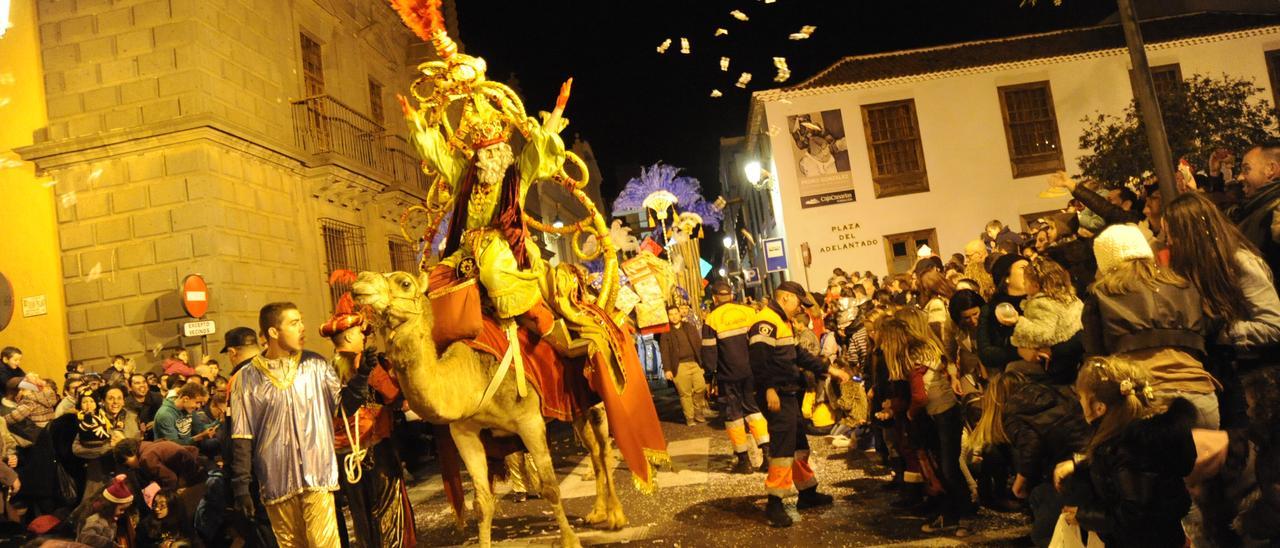 Una cabalgata de Reyes con camellos en el centro histórico de La Laguna.