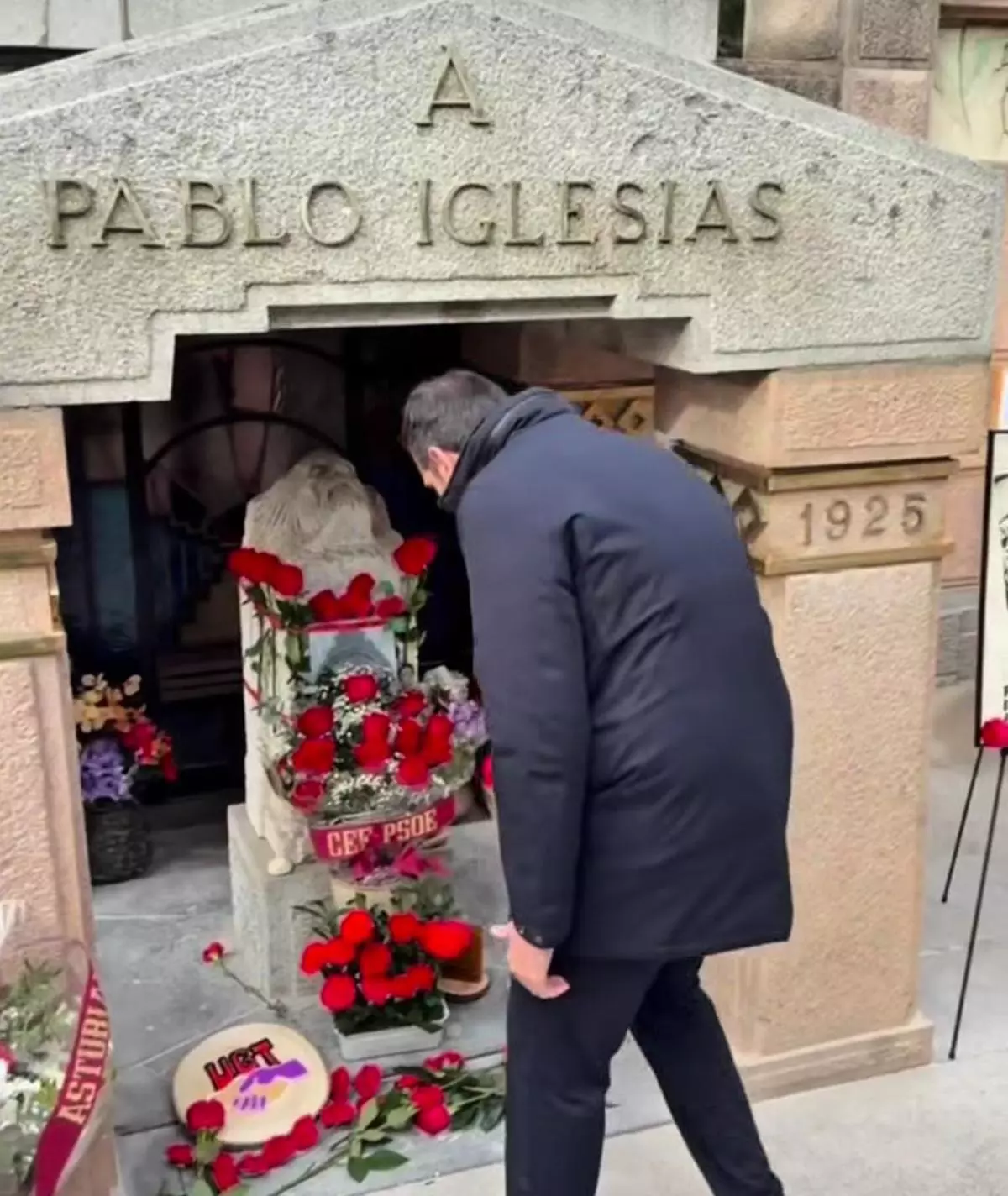 El PSPV lleva una rosa al mausoleo de Pablo Iglesias