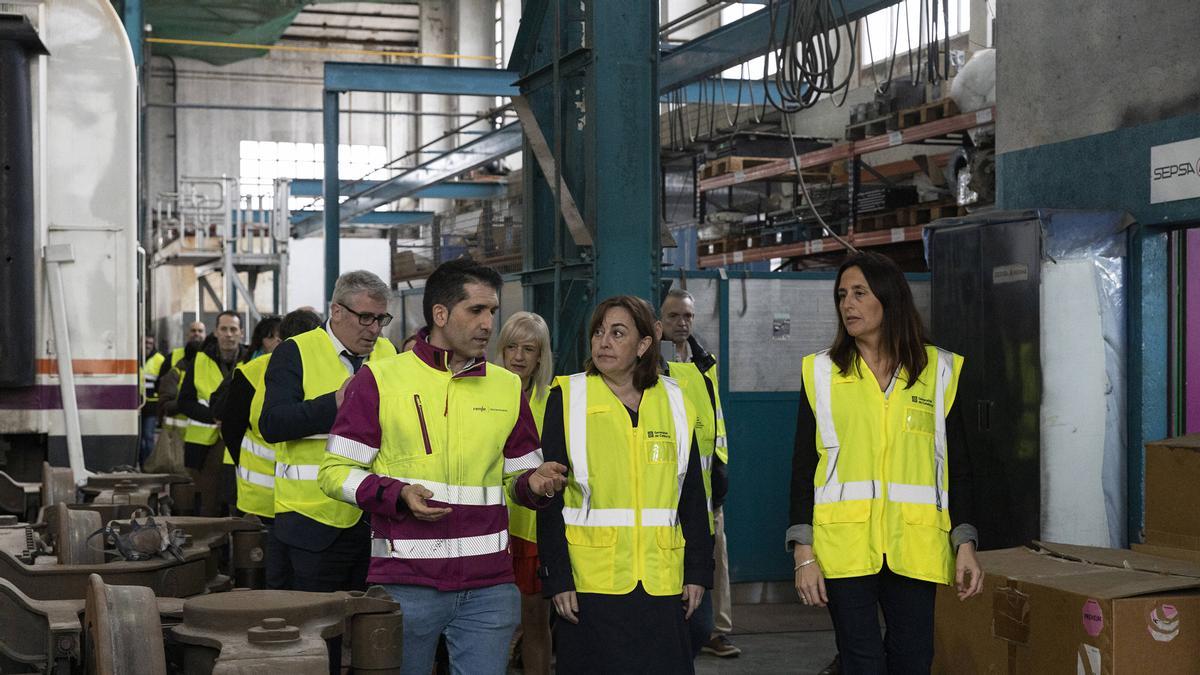 Paneque y Niubó, este martes en los talleres de Renfe en Sant Andreu, en Barcelona.