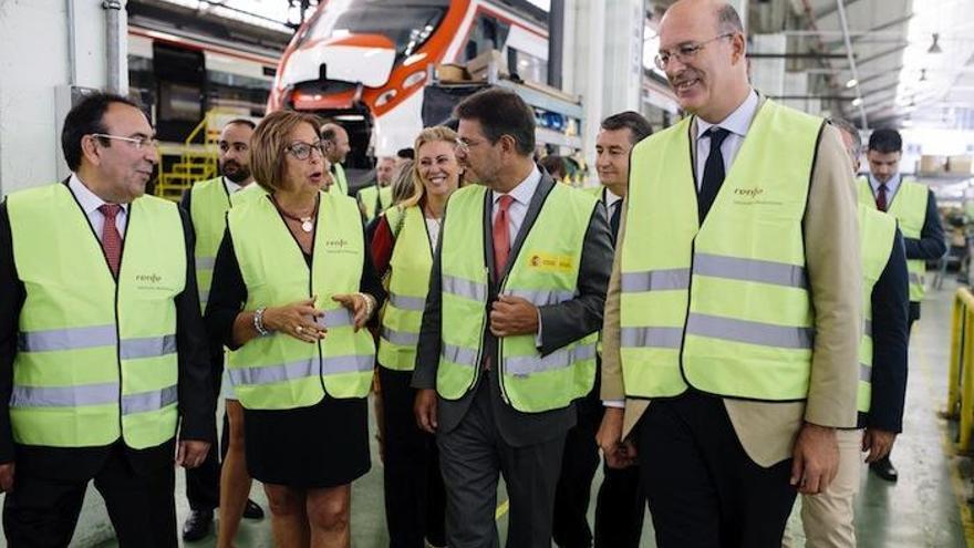 El ministro en funciones de Fomento y Justicia, Rafael Catalá(2d), junto a la consejera de Educación, Adelaida de la Calle(2i) y el presidente de Renfe, Pablo Vázquez(d) en la sede de Málaga-Los Prados de Renfe