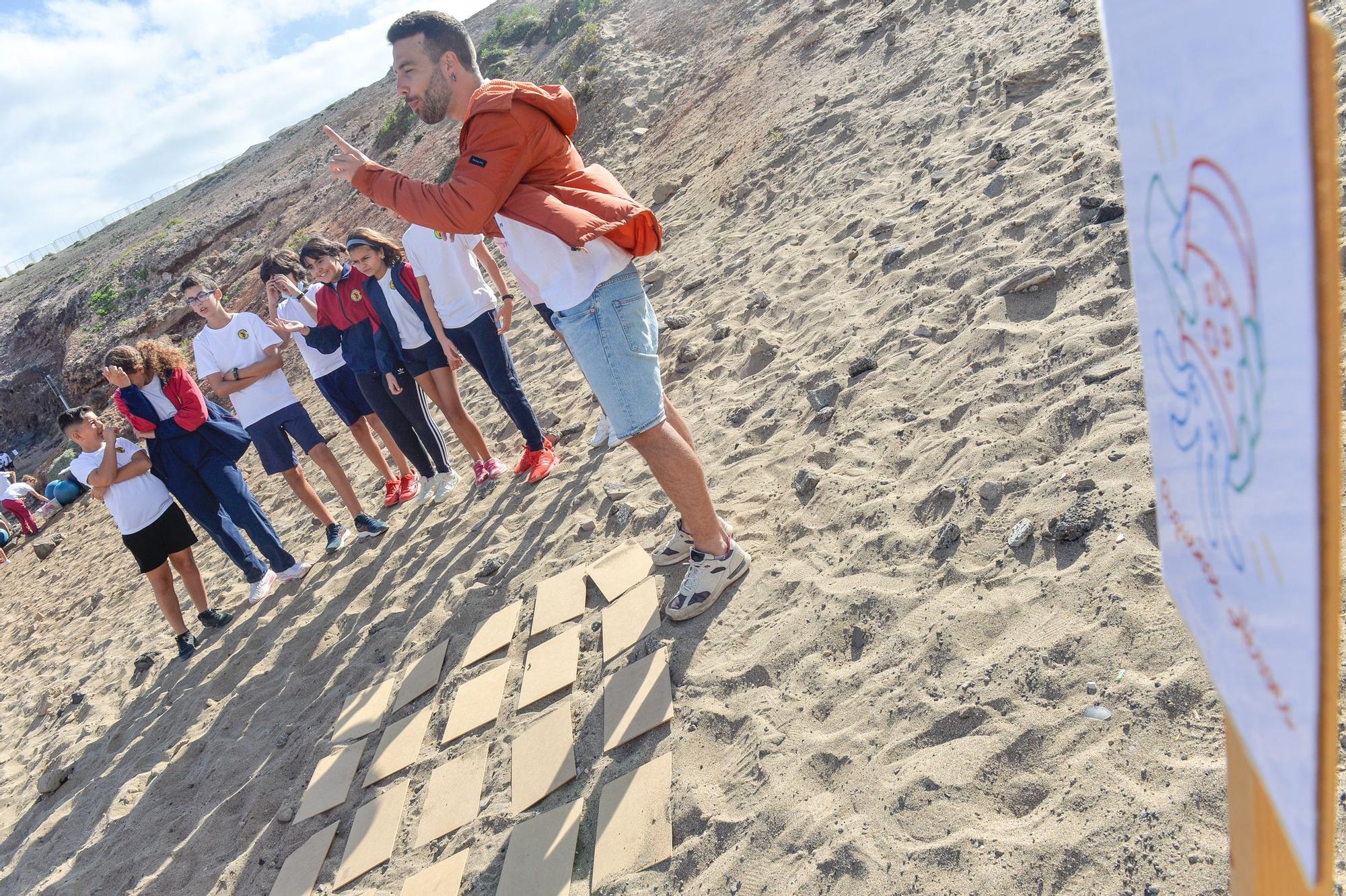 Los alumnos del Saulo Torón limpian la playa de Aguadulce