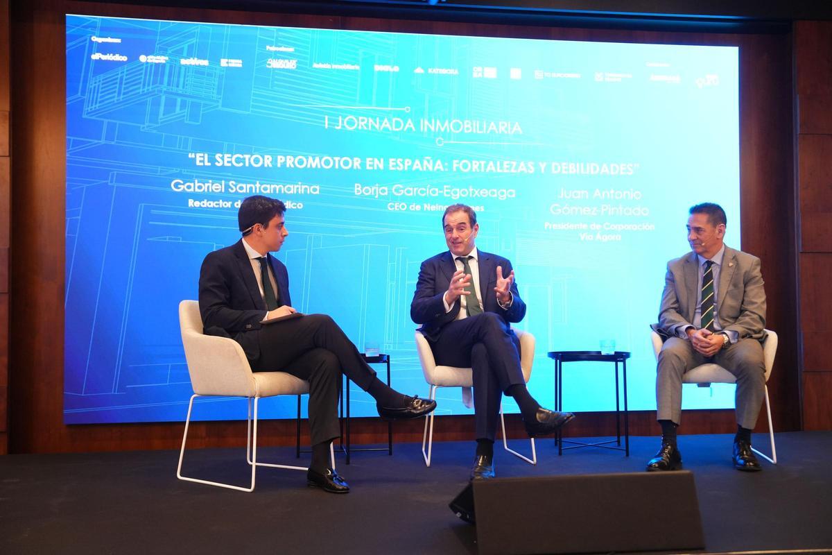De izquierda a derecha: Gabriel Santamarina, periodista de Prensa Ibérica; Borja García-Egotxeaga, CEO de Neinor Homes, Juan Antonio Gómez-Pintado, presidente de Corporación Vía Ágora