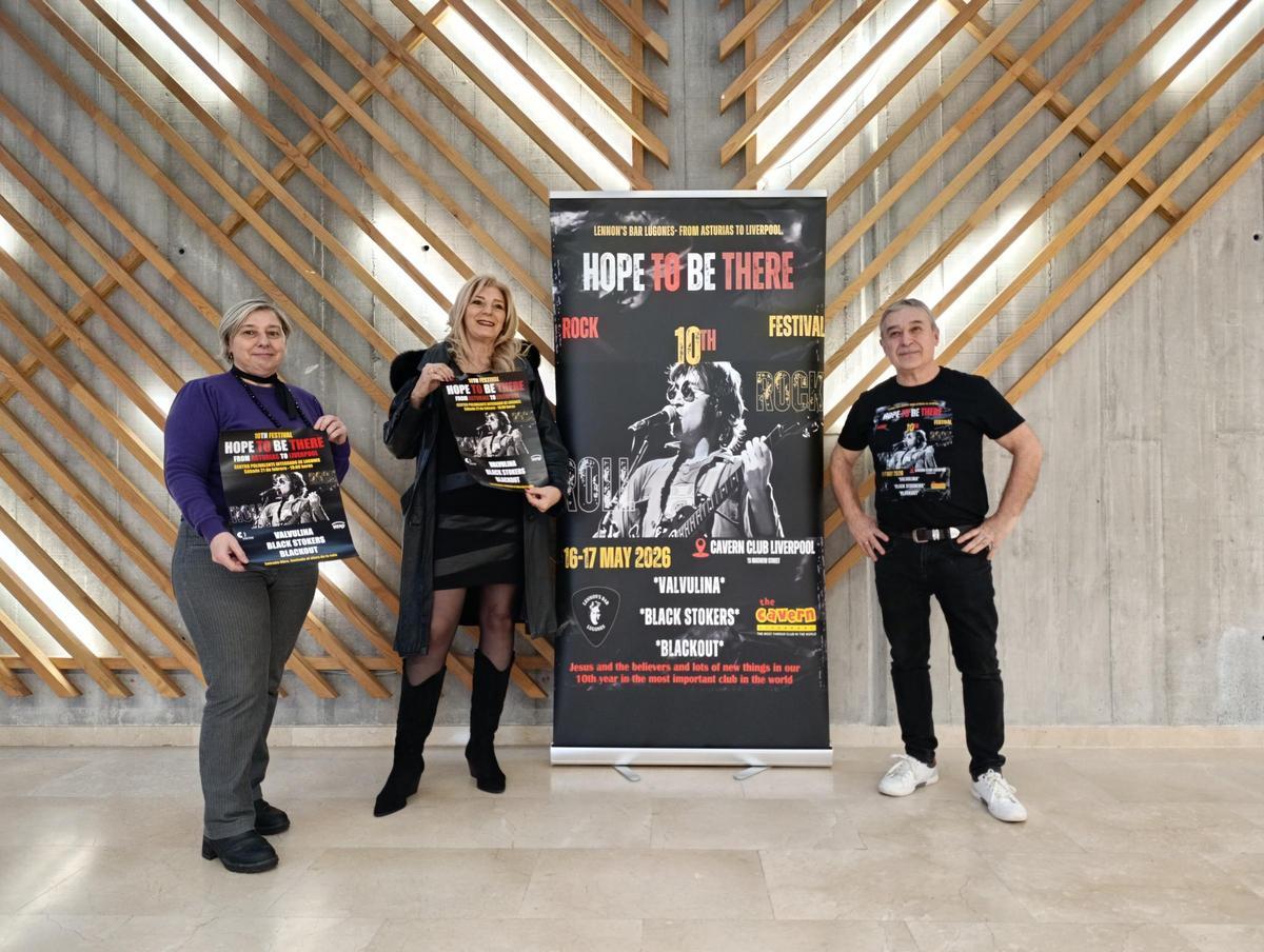 Por la izquierda, Isabel González, Aurora Cienfuegos y Jesús García, en el Centro Polivalente de Lugones, en Siero.