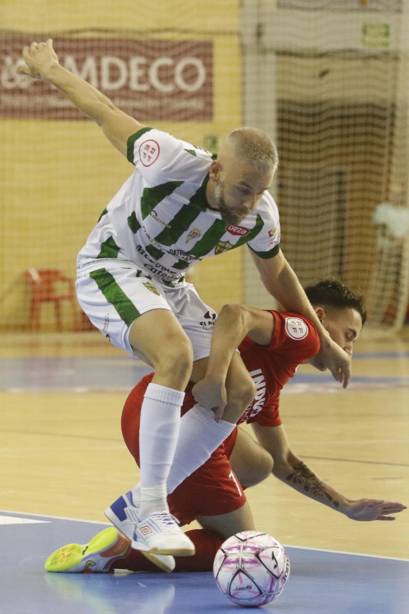 Miguelín, en una acción de un partido del Córdoba Futsal en el Palacio Vista Alegre.