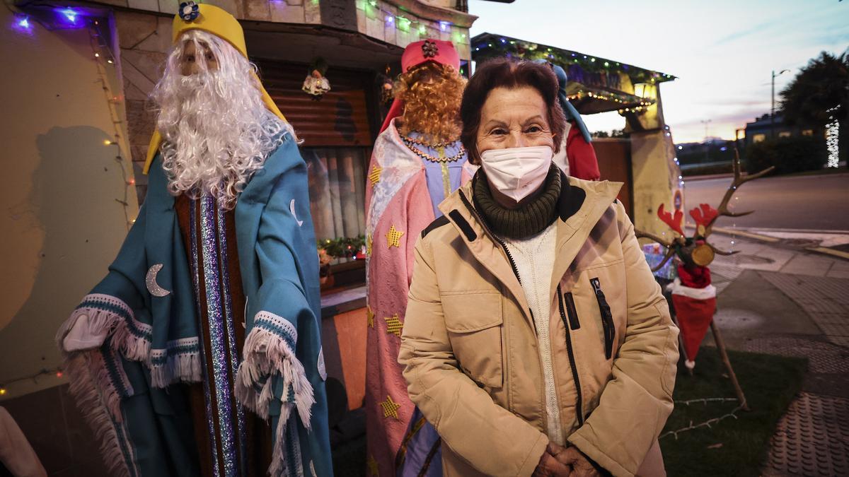 Raquel García junto a los Reyes Magos que adornan su casa