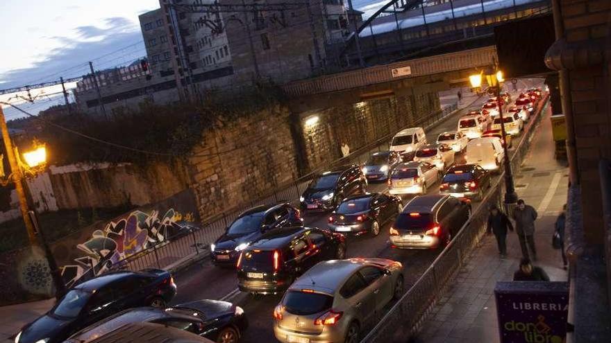 Atascos a la salida de Ciudad Naranco por el puente de Nicolás Soria.