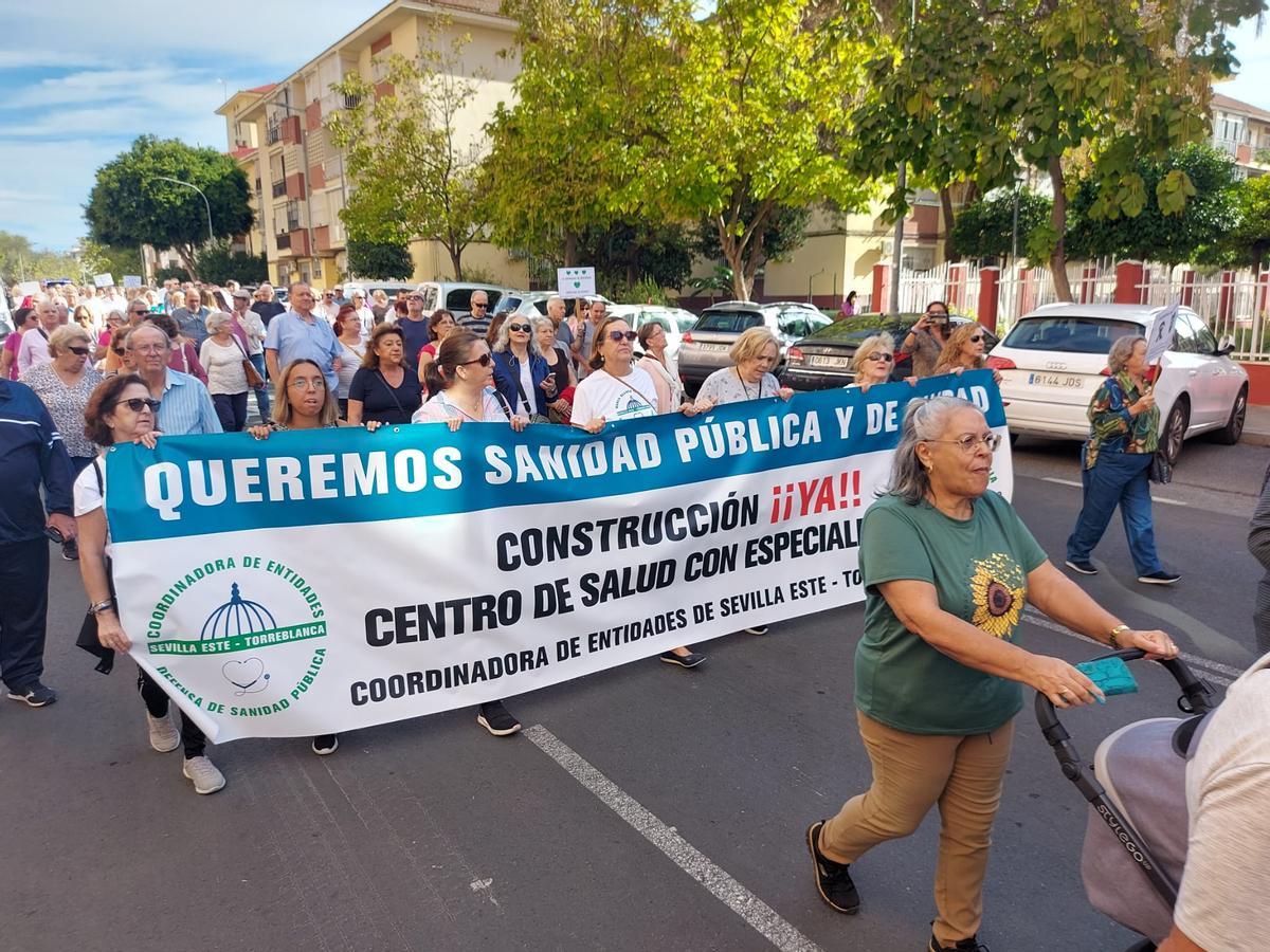 Los vecinos del distrito de Sevilla Este, Alcosa y Torreblanca se concentraron este jueves para reclamar una mejora de la sanidad pública