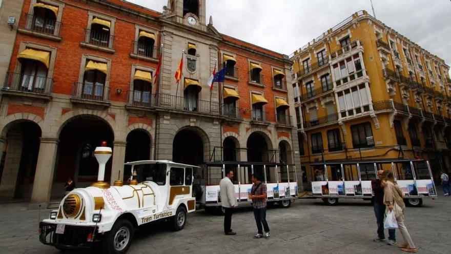 El tren, aparcado ayer en la Plaza Mayor, donde el concejal Francisco Javier González presentó el nuevo servicio.