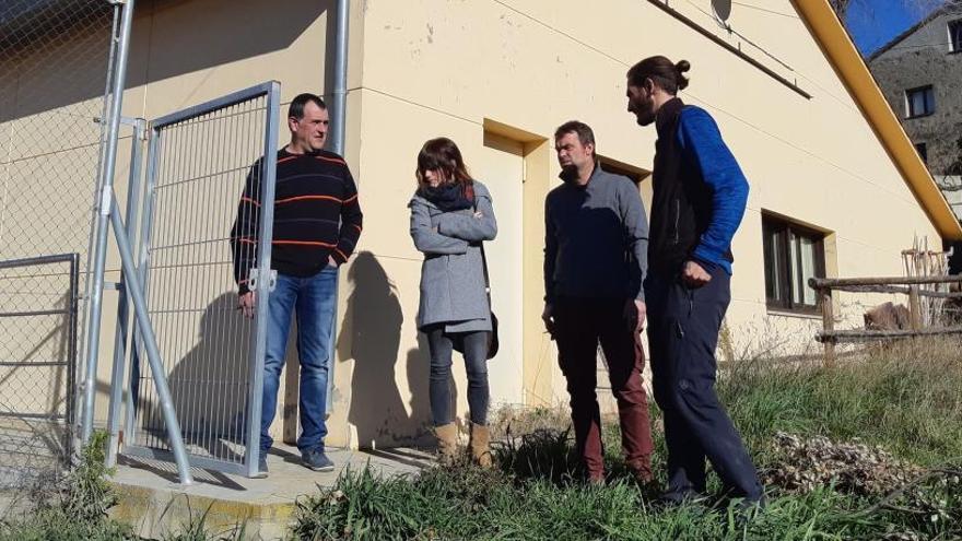 Alba Camps i Daniel Rovira (al mig) visiten l&#039;escola de Lladurs