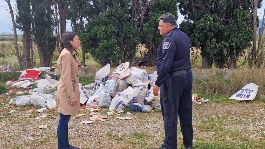 La concejala de Urbanismo, María Jiménez, supervisa alguno de los focos que han sido detectados con basura.