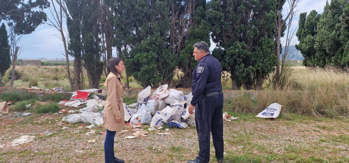 La concejala de Urbanismo, María Jiménez, supervisa alguno de los focos que han sido detectados con basura.