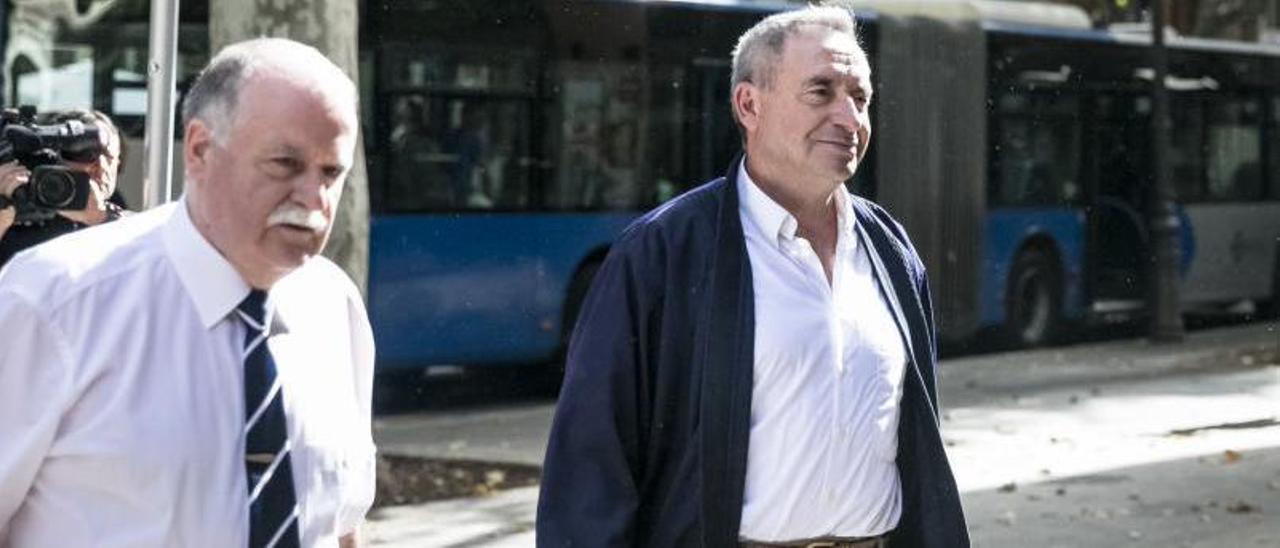 El exsacerdote Pere Barceló, a la derecha, en la Audiencia en 2016. | B. RAMON