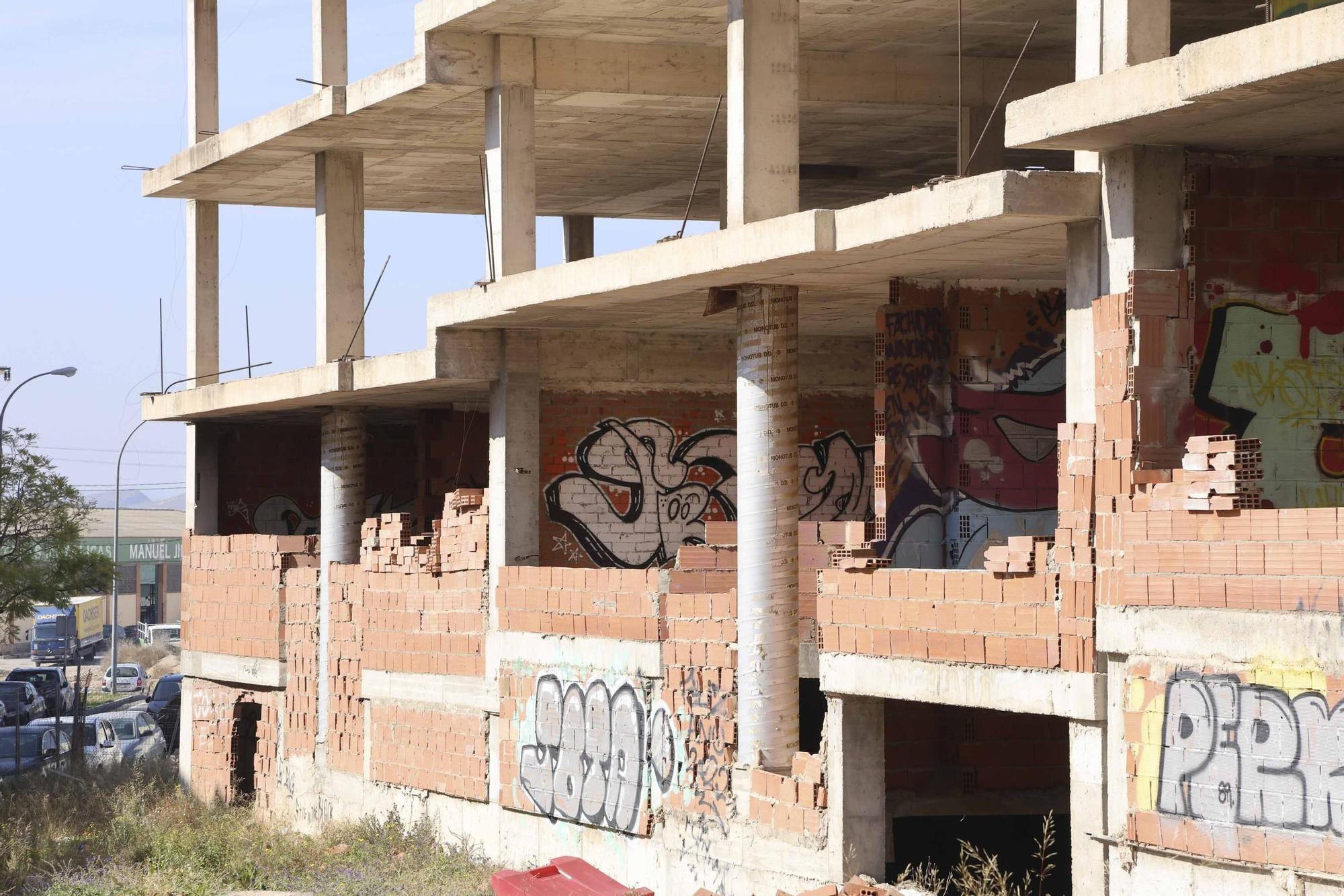 Una edificación abandonada junto a un colegio tiene hartos a padres y profesores.