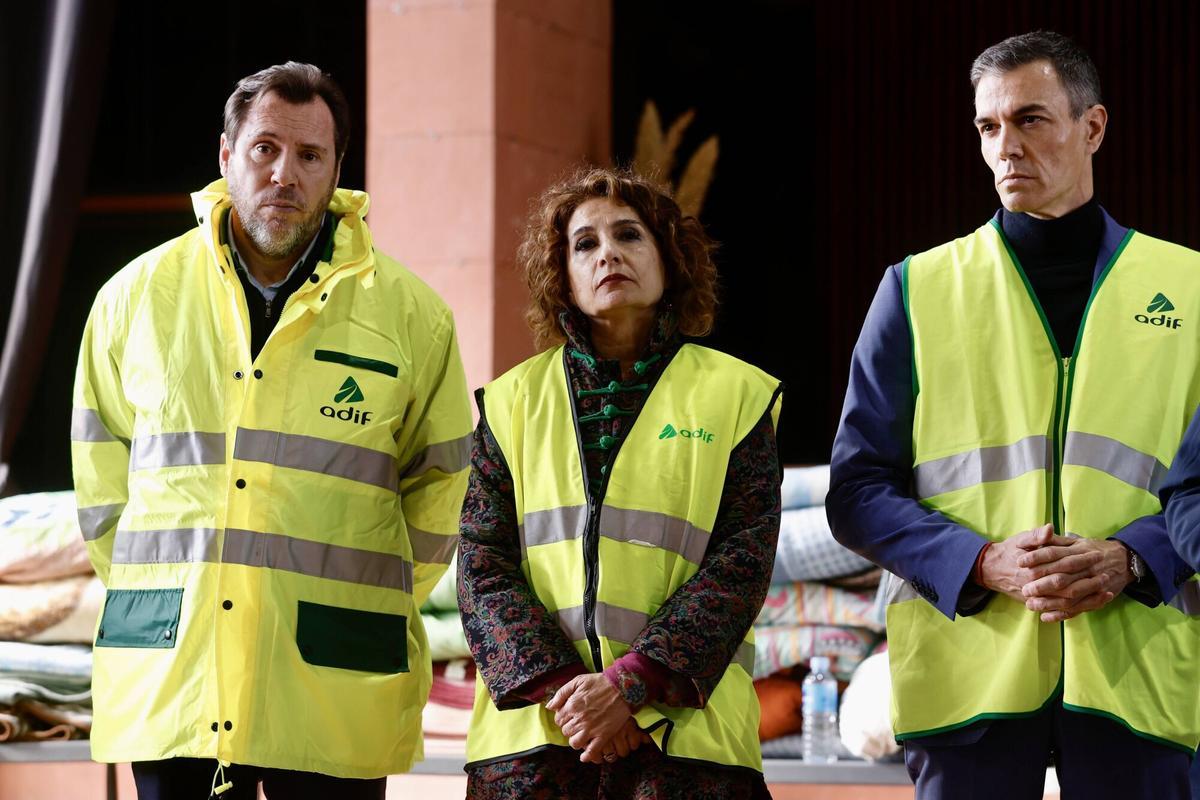 Oscar Puente junto a María Jesús Montero y Pedro Sámchez, en Adamuz, después de la tragedia ferroviaria.