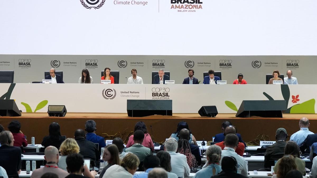 André Corrêa do Lago, presidente de la cumbre de Belém, durante un plenario.