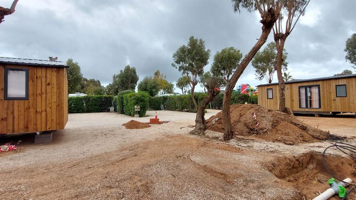 Imagen actual de las casas precintadas en Villas Caravaning.