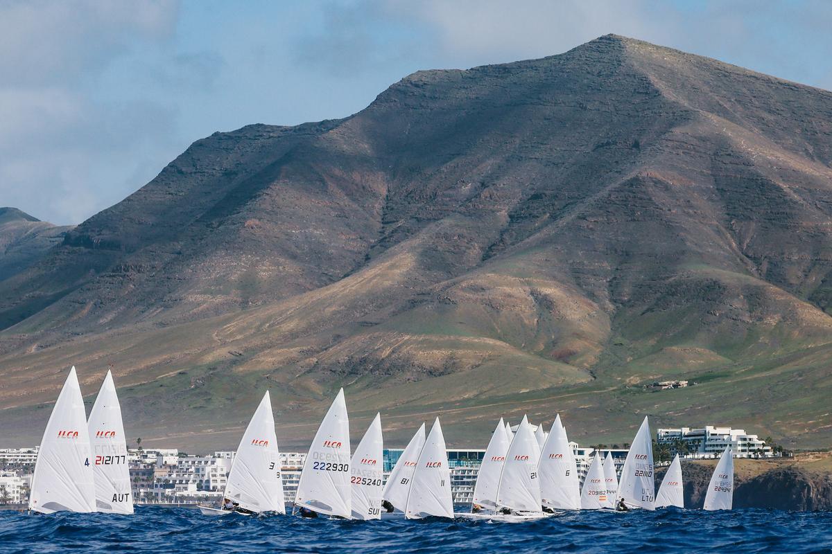 49ers volcados en el campo de regatas.