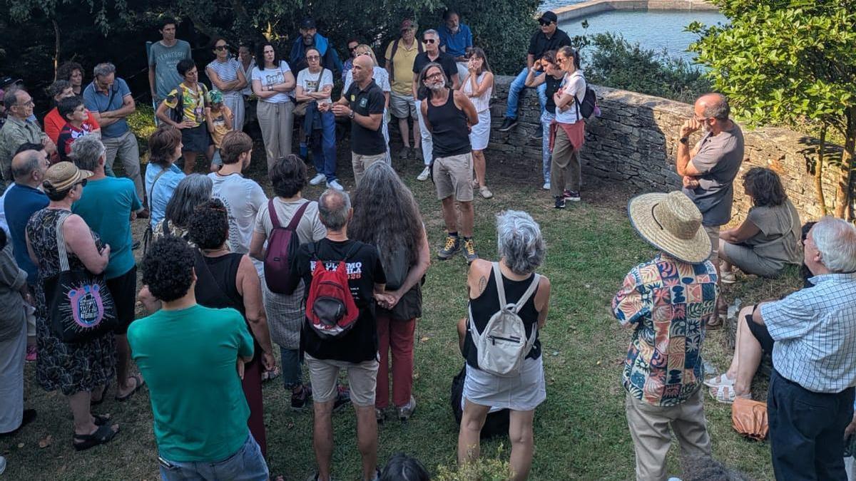 Un momento del paseo guiado por la Fonte Baxa, con Nike García y Carlos Magdalena en el centro.
