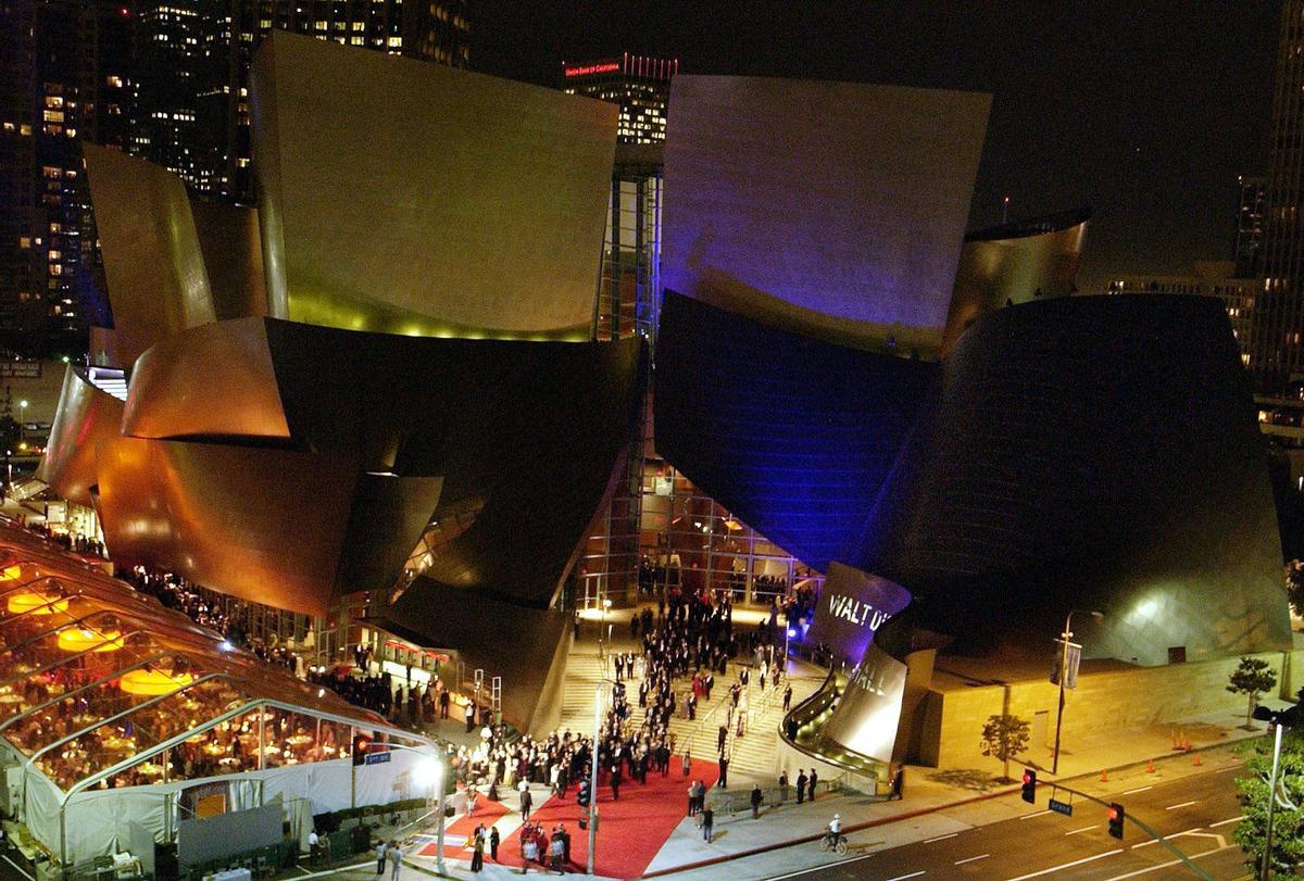 Guests and visitors leave the Walt Disney Concert Hall after Esa-Pekka Salonen conducted the Los Angeles Philharmonic Thursday, Oct. 23, 2003, in Los Angeles. The concert was the first of three opening galas over three days following more than a decade-long struggle to build the stainless steel and glass hall. (AP Photo/Nam Y. Huh). ARQUITECTURA CONTEMPORÁNEA. EDIFICIOS. AUDITORIOS. AUDITORIO WALT DISNEY. FRANK GEHRY