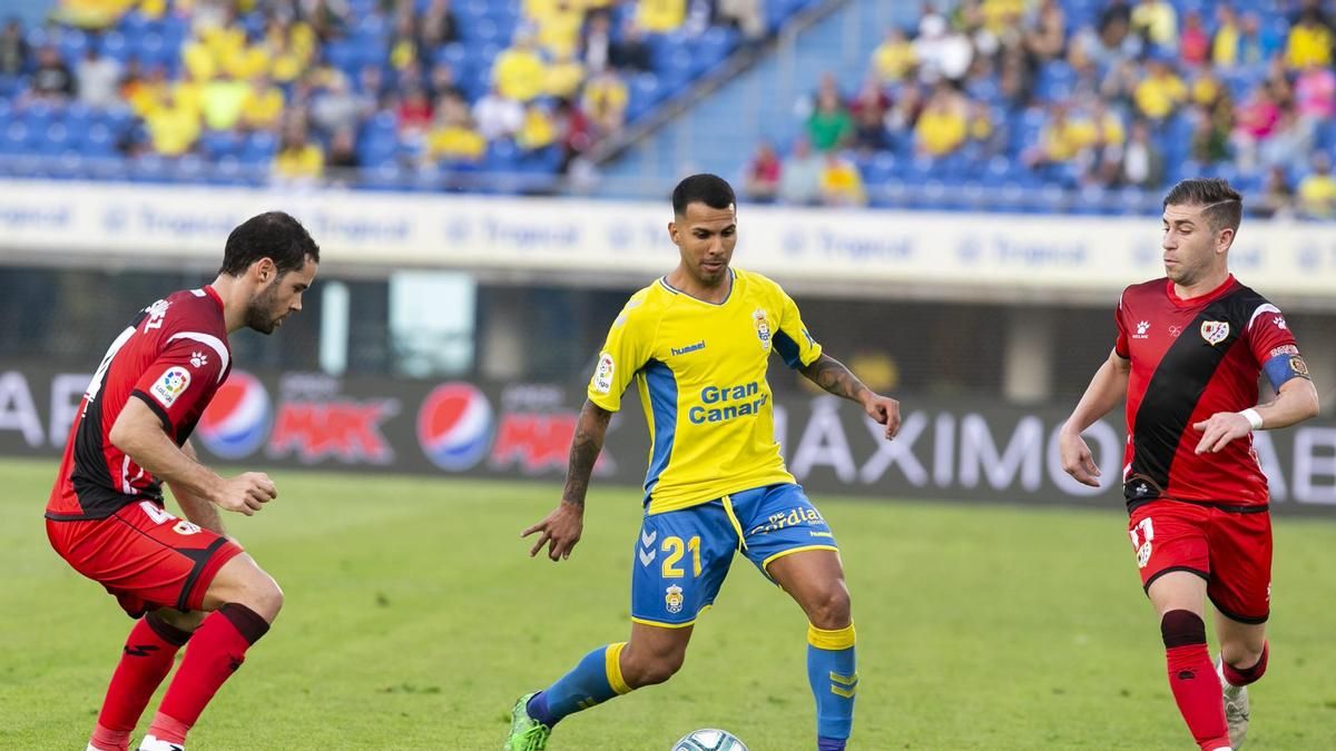Jonathan Viera conduce el balón perseguido por Mario Suárez -izq.- y Embarba -dch.-