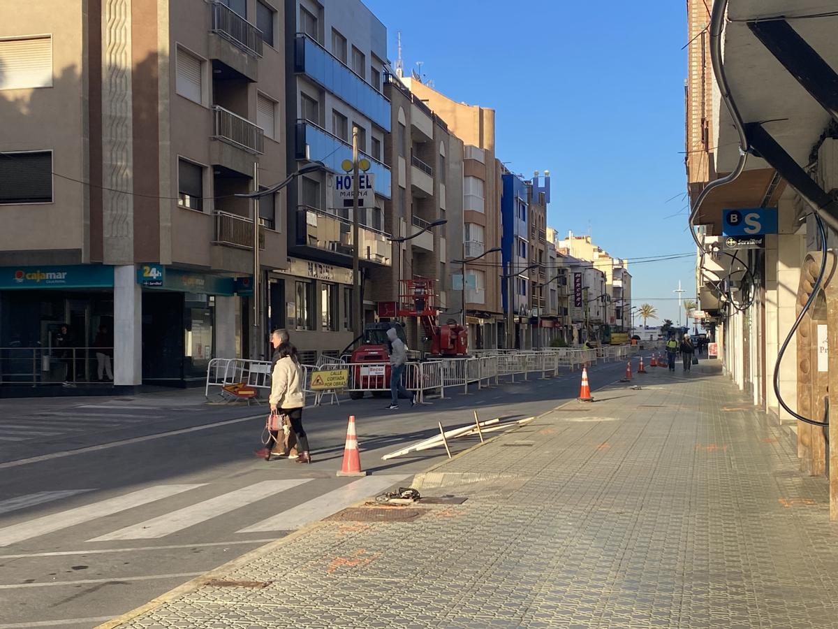 La calle se encuentra ya cortada por obras.