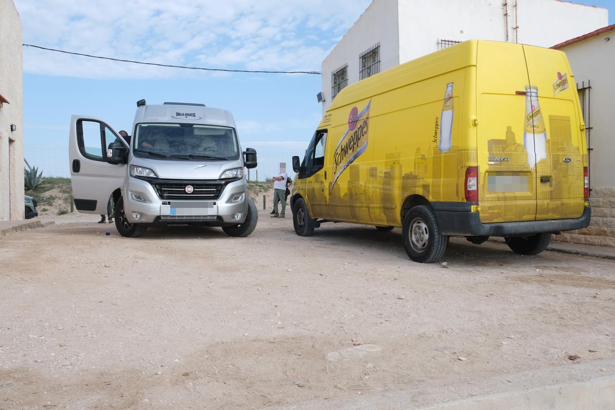 Dos vehículos intervenidos por su relación con el alijo en El Pinet.