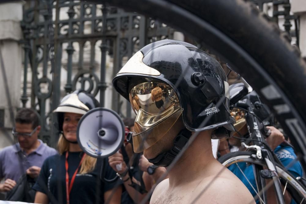 Los bomberos protestan en bicicleta y ropa interior por las calles de Oviedo