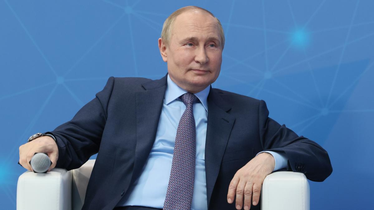 Russian President Vladimir Putin meets with young entrepreneurs and start-up founders