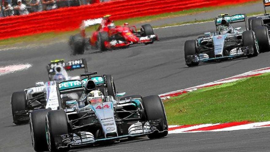 El britànic Lewis Hamilton liderant la cursa, perseguit pels seus rivals