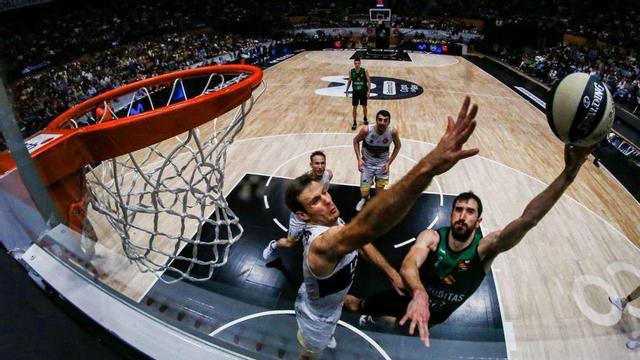 El tapón de Abromaitis en la Copa fue uno de los momentos con más repercusión en redes sociales. | | ACB / EMILIO COBOS