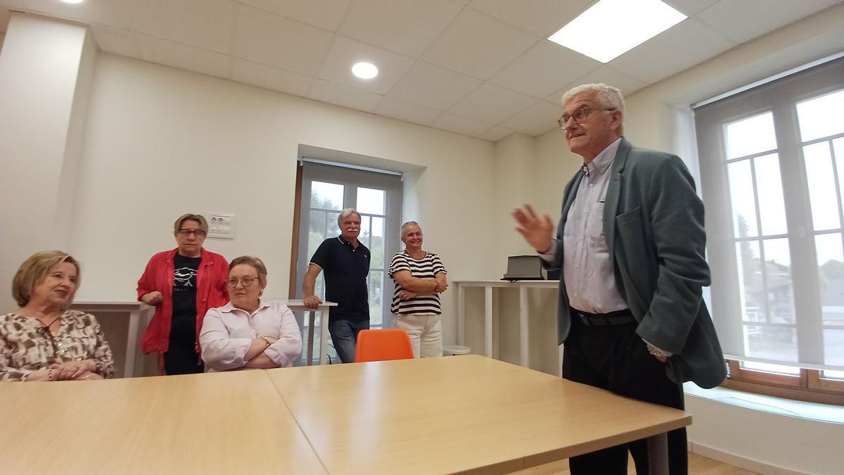 Francisco Álvarez, a la derecha, agradeciendo el homenaje ante la alcaldesa, Eva María Pérez, y Ángel Fernández-Peña, de Cafamilu