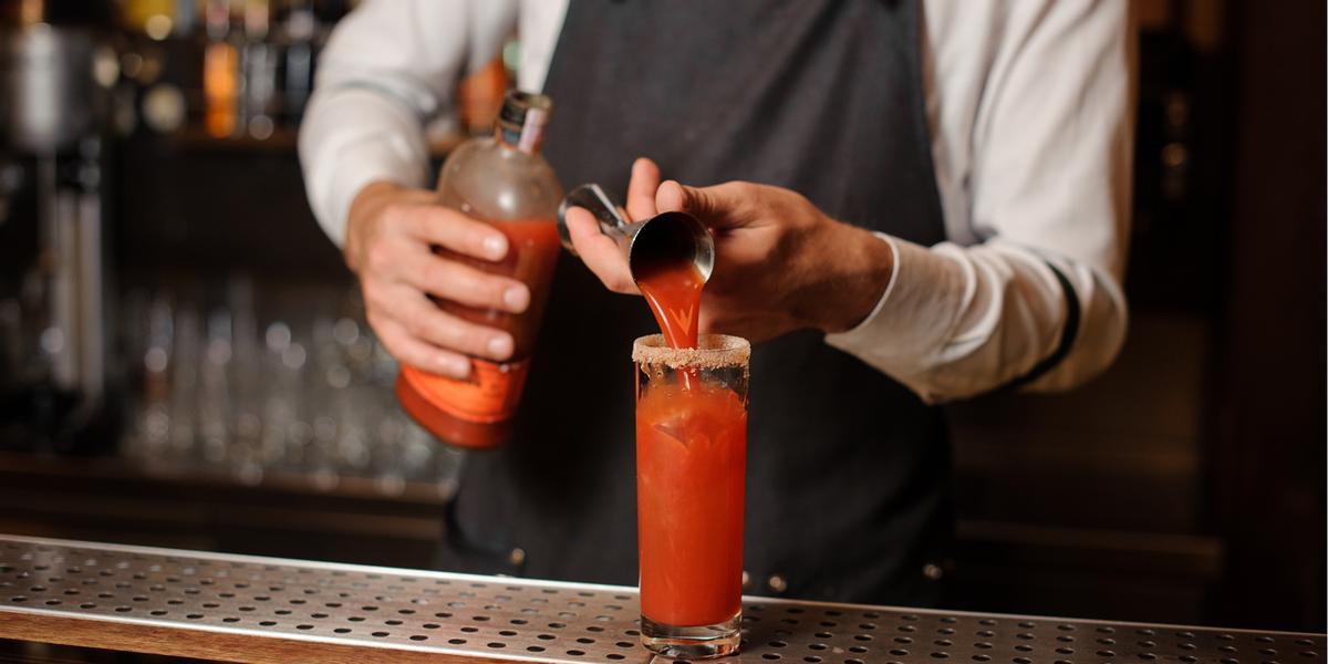 Un 'bartender' prepara un Bloody Mary.