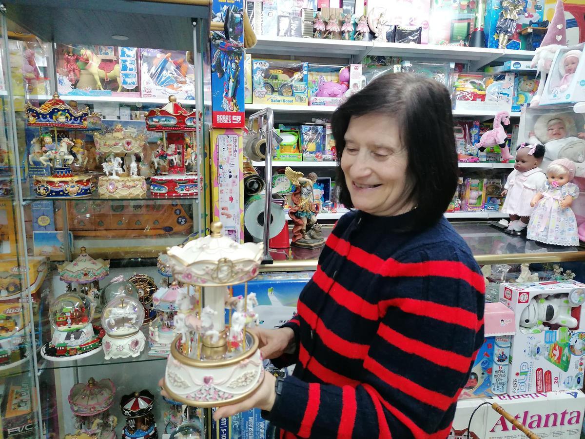 García muestra un antiguo carrusel a la venta en su tienda.
