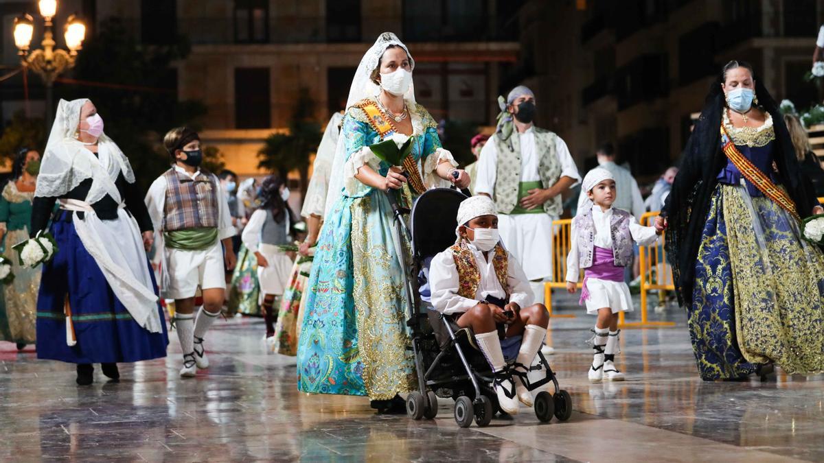 Búscate en el primer día de la ofrenda por la Calle Caballeros de las 21:00 a las 22:00