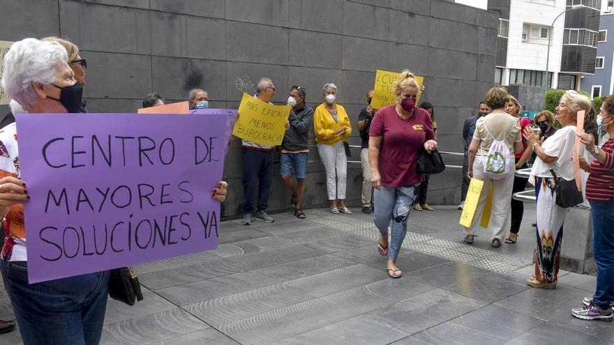 Los usuarios del centro de día para mayores de La Isleta se concentran para exigir el regreso de las actividades en verano