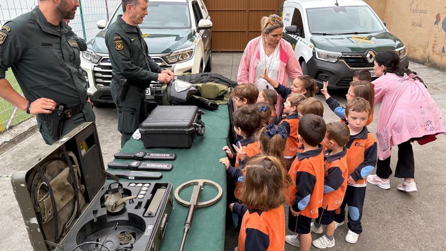Exhibición de la Guardia Civil en el Colegio María Inmaculada de Laviana