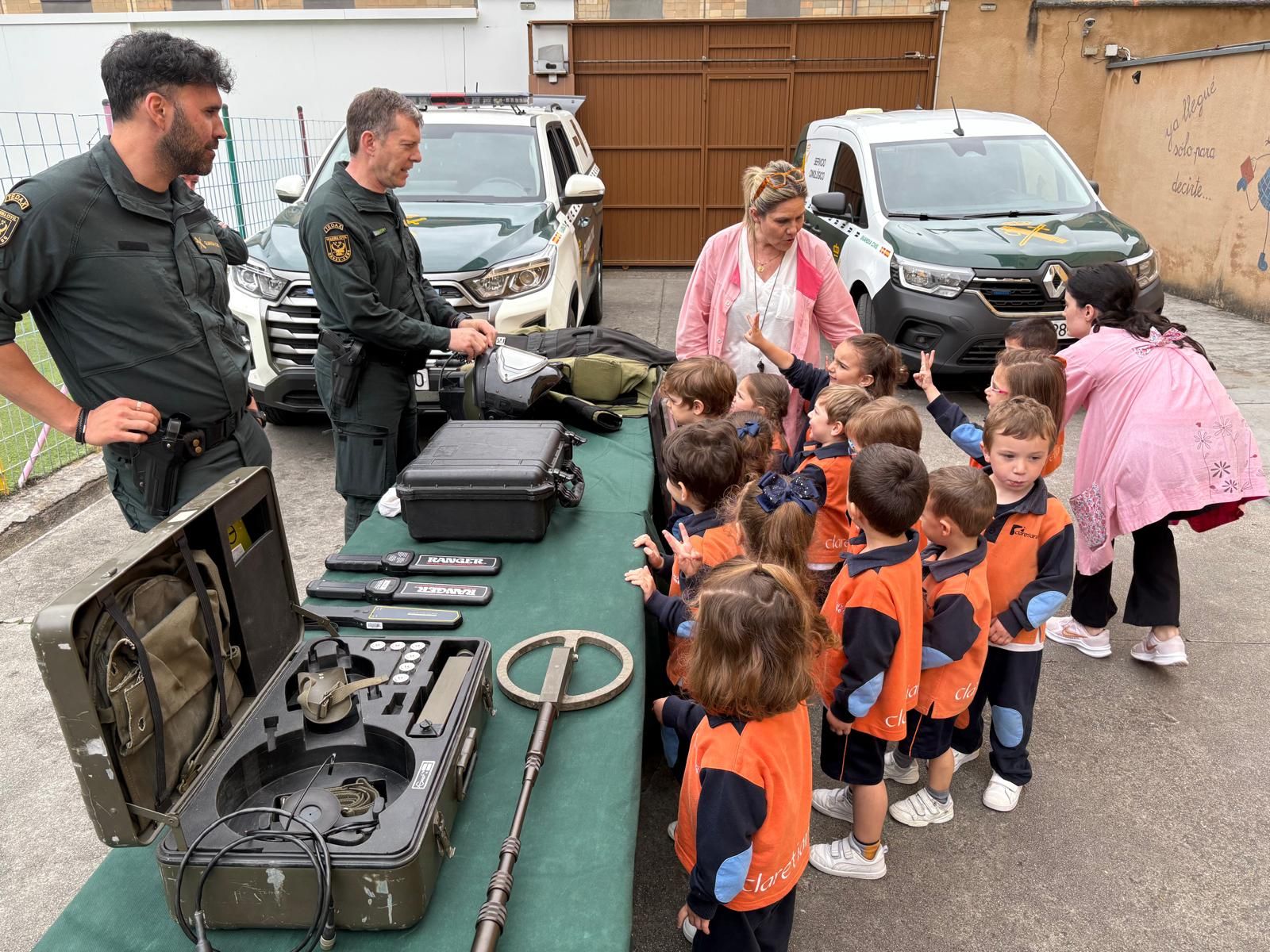 Exhibición de la Guardia Civil en el Colegio María Inmaculada de Laviana