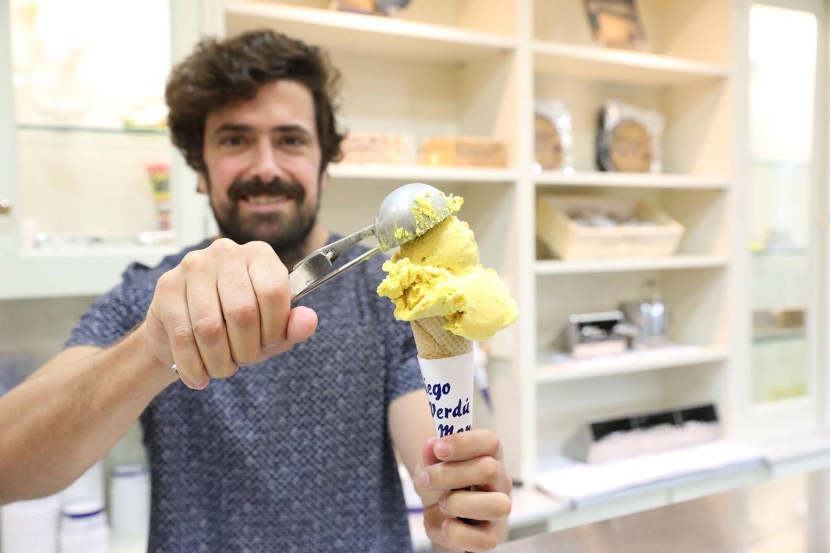 Diego Verdú helados Jesús Valdés sirviendo un helado de bola de mango