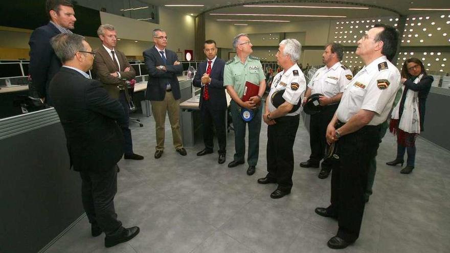 Visita de responsables de Xunta, Gobierno central, Benemérita y Policía a la sede del CIAE 112. // Bernabé /V.E.