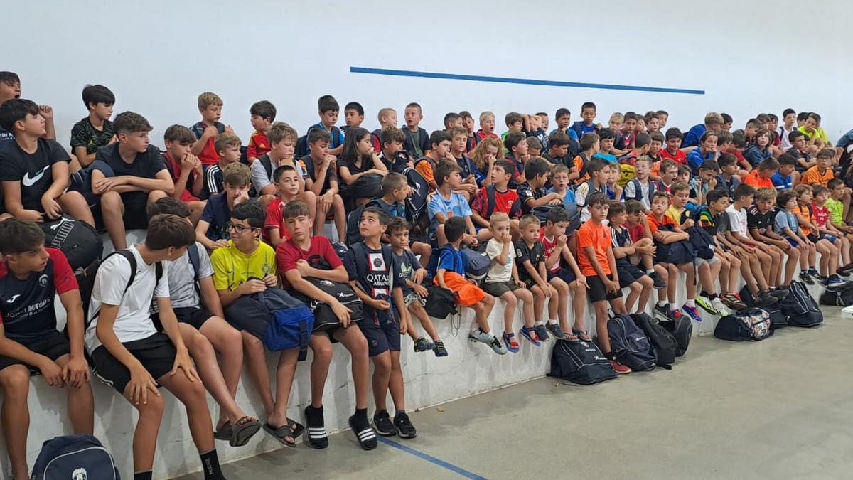 Participants en l'Escola d'Estiu de Futbol de la UE Tavernes