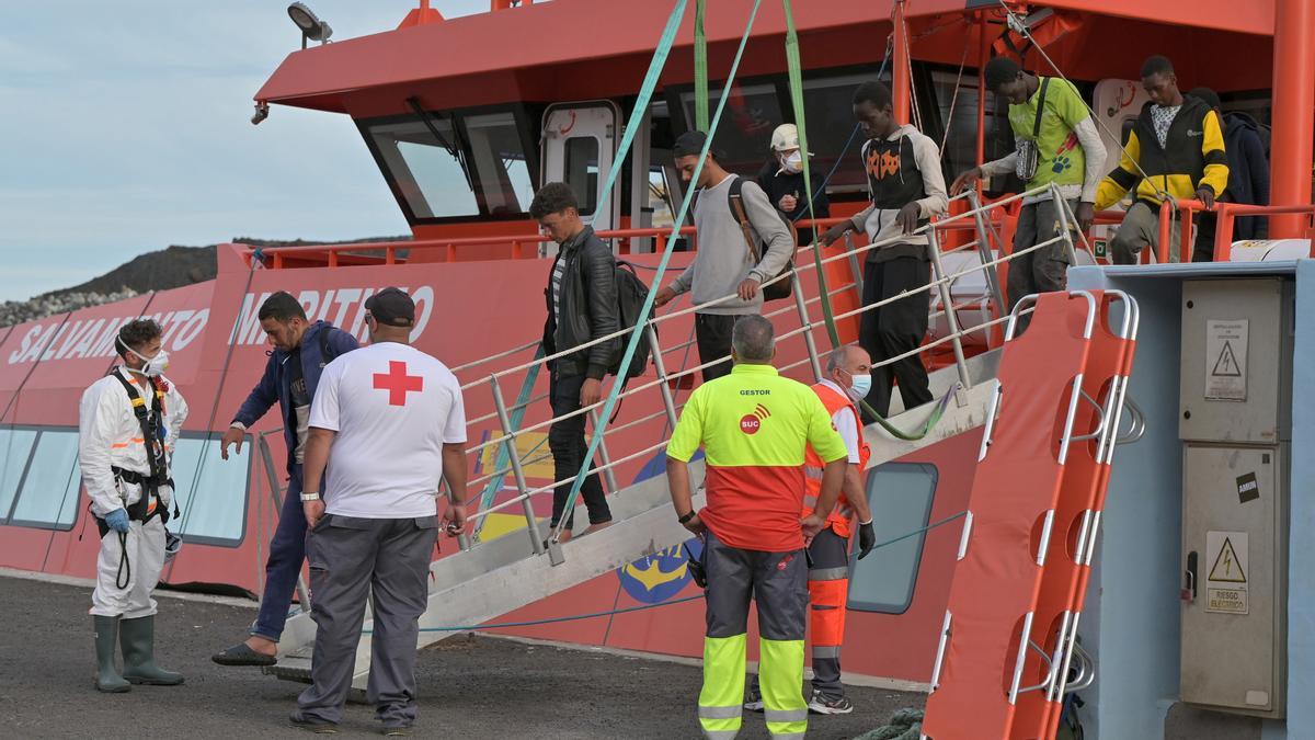 Archivo - Trabajadores de la Cruz Roja atienden a los 190 migrantes rescatados