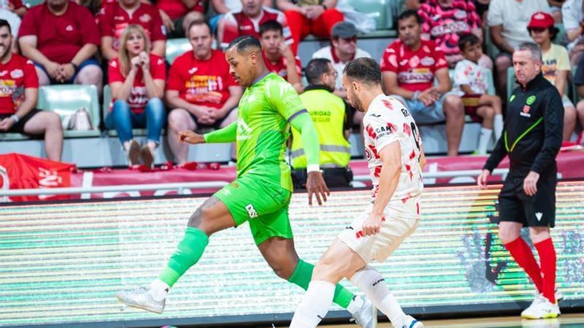 Alisson conduce el balón durante el partido en Murcia.