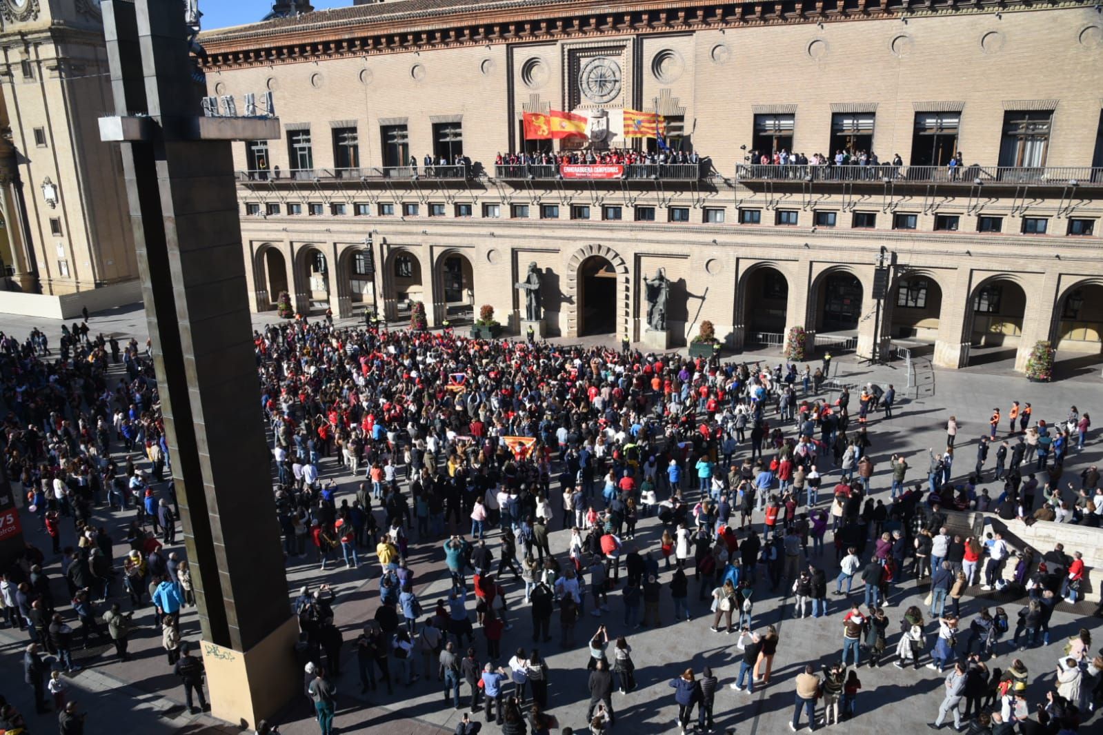 Baño de masas del Casademont Zaragoza en la plaza del Pilar y ofrenda de la Copa de la Reina a la Virgen del Pilar