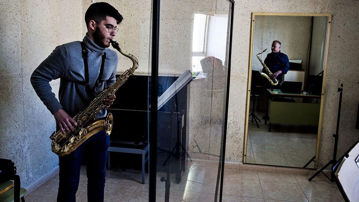 Estudiante en clase de instrumento, con la mampara que le separa del pfofesor.| RAFA ARJONES