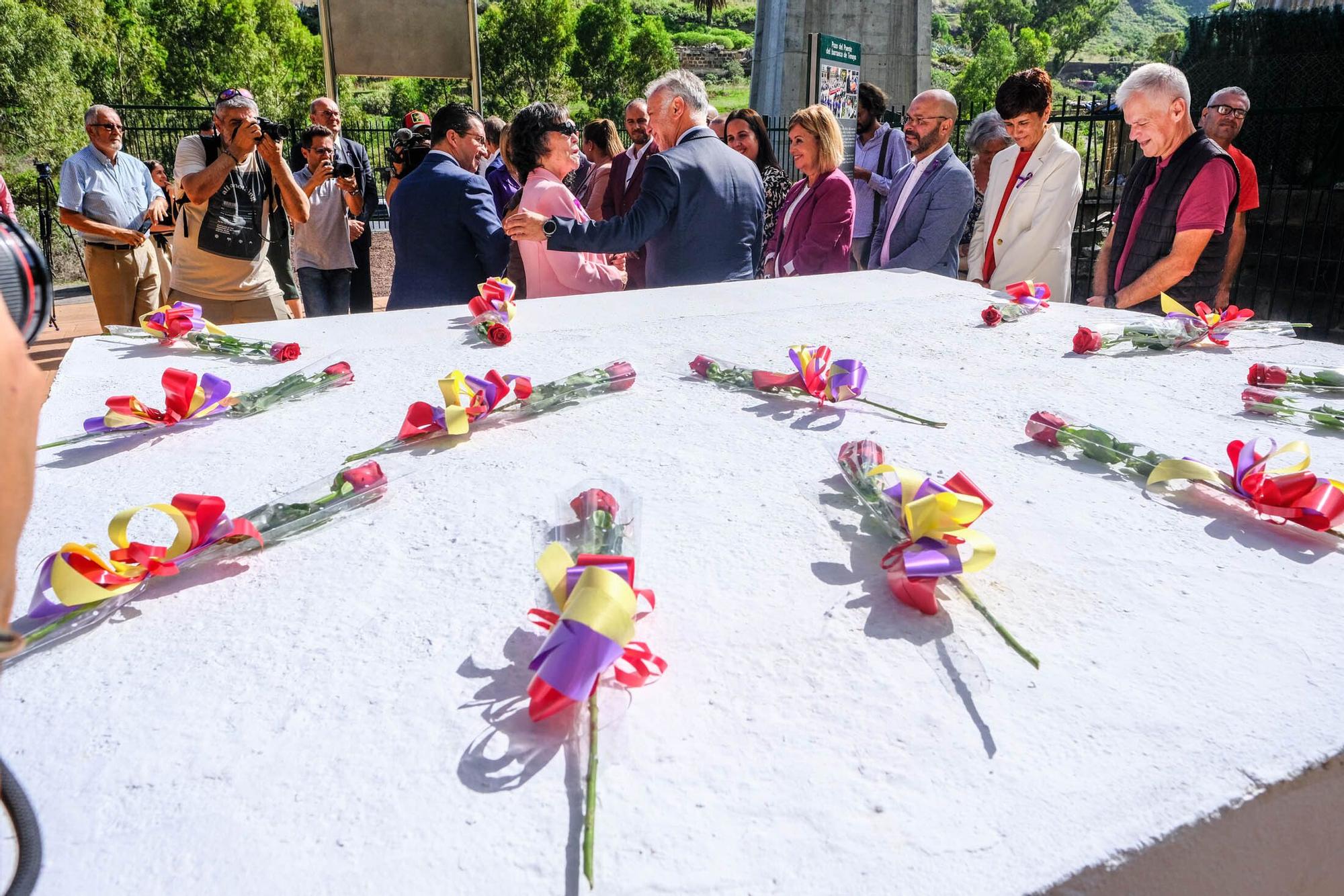 Visita de Ángel Víctor Torres al pozo del olvido en el Barranco de Tenoya