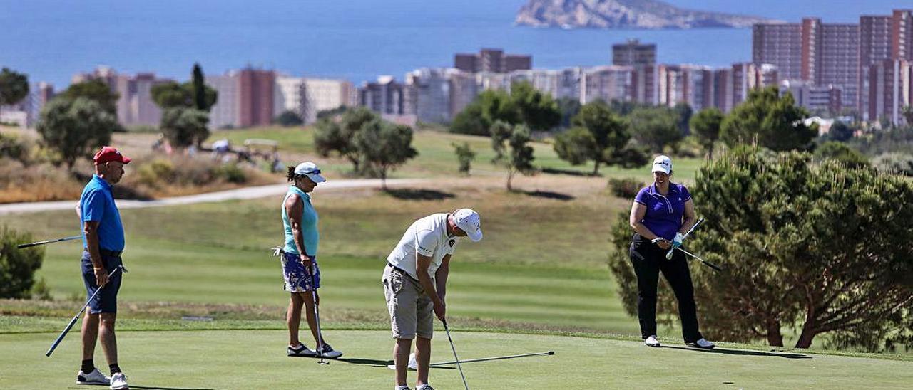 Jugadores participan en un torneo de golf organizado en Benidorm.