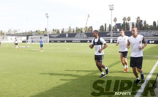 Caras largas tras perder ante el Betis