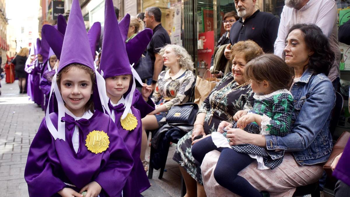 Los pequeños desfilan en la Procesión del Ángel de Murcia.