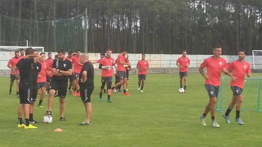 Uno de los entrenamientos del conjunto marbellí durante su actual estancia en Portugal.